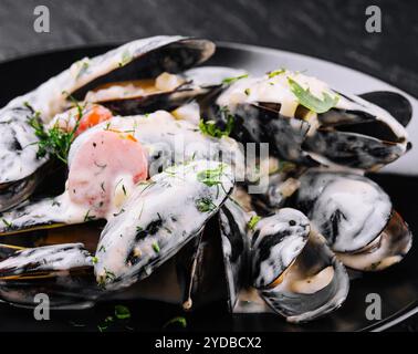 Blaue Muscheln, gedünstet in Rahmweinsauce mit Knoblauch Stockfoto