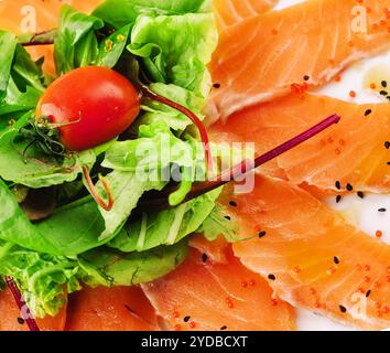 Scheiben von rohem Lachsfilet auf weißer Platte Stockfoto