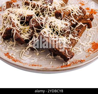 Roggenbrotcroutons mit Käse auf Teller Stockfoto