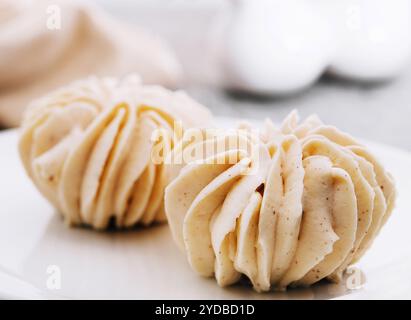 Vanillecreme auf weißem Teller Stockfoto