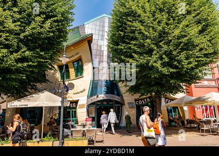 Schiefes Haus in der Helden Monte Cassino Straße in Sopot (Polen) Stockfoto