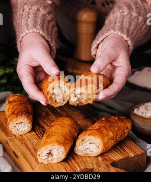 Frau, die Vertuta oder Placinta mit Hüttenkäse kocht Stockfoto