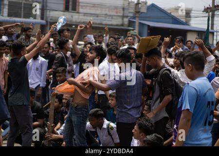 Dhaka, Bangladesch – 18. Juli 2024: Schul- und Studenten singen auch Slogans in der laufenden Anti-Quoten-Proteste in Dhak Stockfoto