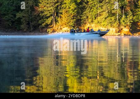 Familienfischboot bei Sonnenaufgang über den Lake Allatoona im Red Top Mountain State Park in Cartersville Georgia. (USA) Stockfoto