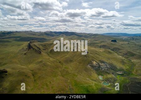 Panoramablick auf Rolling Green Hills und bewölkten Himmel Stockfoto