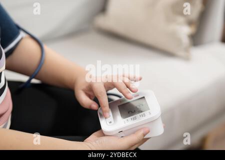 Übergewichtige Frauen plus Größe Selbstkontrollen Blutdruck und Herzfrequenztonometer Selbstkontrolle zu Hause Stockfoto