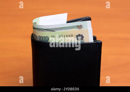 Altes russisches Geld - Rubel in der schwarzen Brieftasche Stockfoto