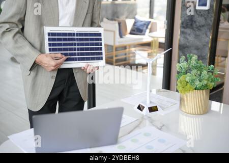 Solarpaneele grüne Energie Geschäftsmann Arbeit grün umweltfreundlich Büro Geschäft kreative Idee Planung Bio Wirtschaft für Unternehmen Stockfoto