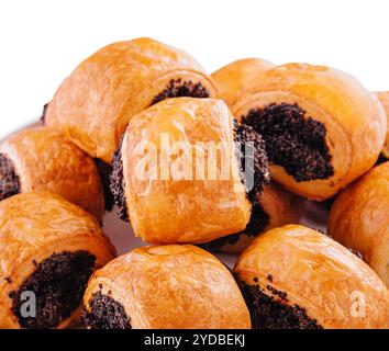 Leckere Brötchen mit Mohnfüllung isoliert Stockfoto