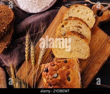 Verschiedene Arten von frisch gebackenem Brot Stockfoto