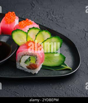 Sushi-Rolle Maguro mit Thunfisch und rotem Kaviar Stockfoto