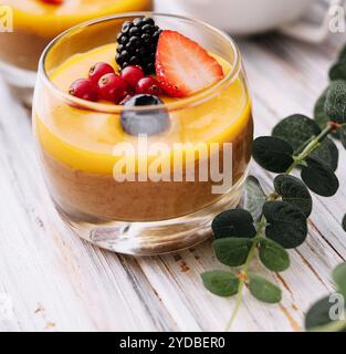 Leckere Panna Cotta mit Mango und Beeren Stockfoto