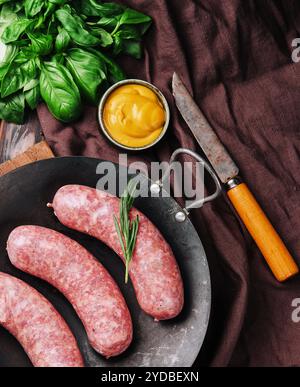 Rohe rumänische Würstchen in einer Pfanne Stockfoto