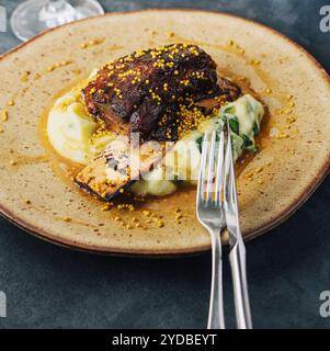 Bier geschmorte Unterbrust auf Kartoffelpüree Stockfoto