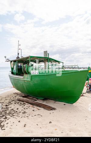 Fischerboot am Strand in Gdynia-Orlowo (Polen) Stockfoto