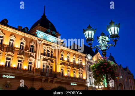 Novi Sad, Serbien - 29. Juni 2024: Der Freiheitsplatz ist der Hauptplatz in Novi Sad, Region Vojvodina in Serbien bei Sonnenaufgang Stockfoto