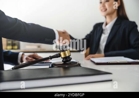 Anwalt, der Hand schüttelt und Kunde unterzeichnet Vertragsvereinbarung. In Anwaltskanzlei. Handshake für Geschäftstreffen. Â Stockfoto