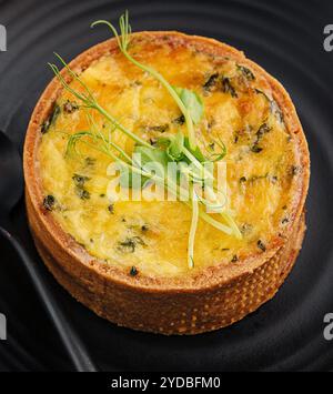 Teller mit vielen Mini-Biss Größe Quiche Vorspeisen Stockfoto