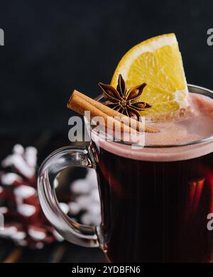 Winter Heißgetränk Glühwein mit Zimt und Zitrone Stockfoto