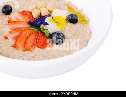 Haferflocken mit Erdbeeren, Heidelbeeren und Haselnüssen Stockfoto