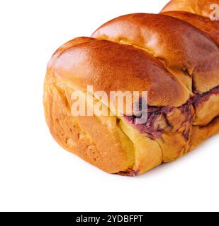 Brötchen mit Beerenmarmelade auf weißem Hintergrund Stockfoto