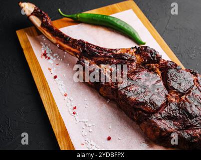 Frisch gegrillte Tomahawk Steak auf Holzbrett Stockfoto