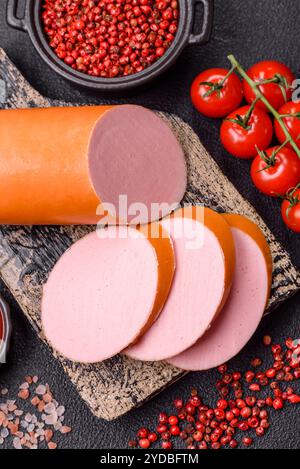 Gekochte vegane oder vegetarische Wurst aus Fleischersatz Stockfoto