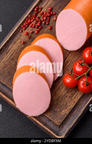 Gekochte vegane oder vegetarische Wurst aus Fleischersatz Stockfoto