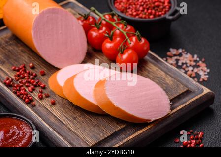 Gekochte vegane oder vegetarische Wurst aus Fleischersatz Stockfoto