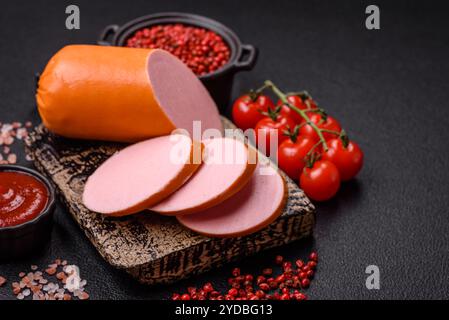 Gekochte vegane oder vegetarische Wurst aus Fleischersatz Stockfoto