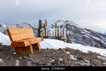 Alberta Parks Wood Rest Bench Mount Lady MacDonald Hiking Trail Snowy Rocky Mountain Peak Landscape Canadian Rockies Banff National Park Aussichtspunkt Stockfoto