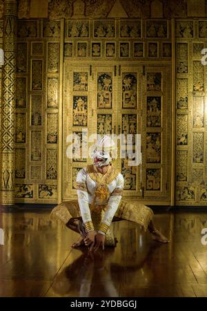 Khon, ist ein klassischer Thai-Tanz in Maske. Das ist Hanuman in Kostümen als Soldat des Königs. Stockfoto