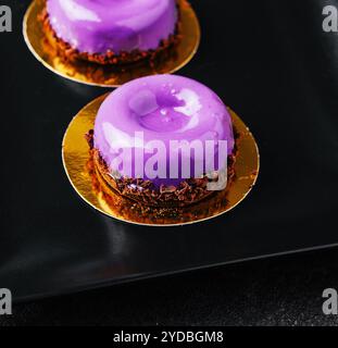 Mousse-Kuchen von wilden Beeren auf Teller Stockfoto