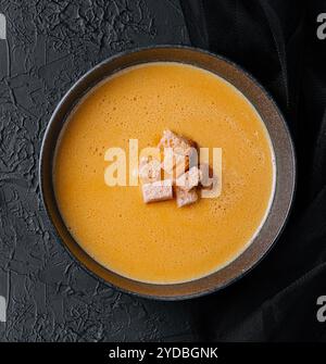 Käsesuppe mit Crackers von oben Stockfoto