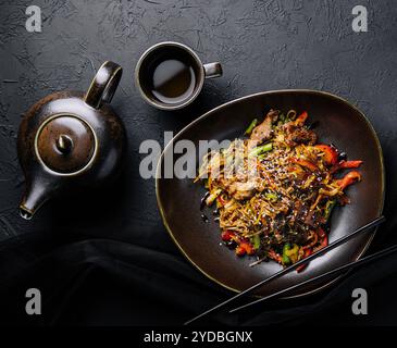 Gebratene Nudeln mit Kalb und Gemüse Stockfoto