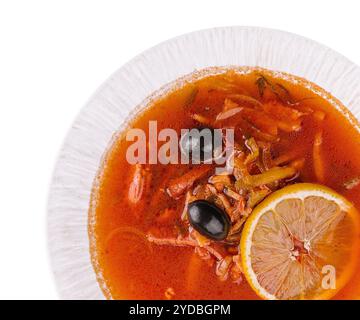 Soljanka-Mischung-Suppe mit Würstchen, Oliven und Zitronen Stockfoto