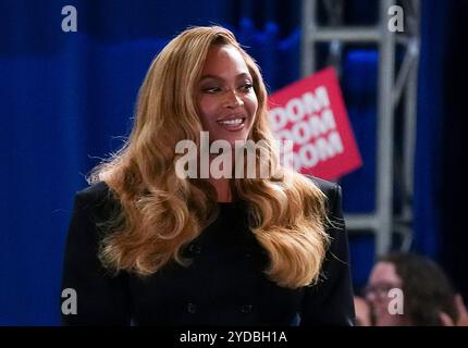 Houston, USA. Oktober 2024. Beyonce stand auf der Bühne während einer Kampagne im Shell Energy Stadium am Freitag, 25. Oktober 2024 in Houston, Texas. Foto: Trish Badger/imageSPACE Credit: Imagespace/Alamy Live News Stockfoto