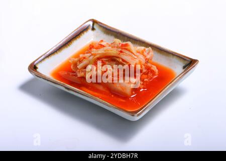 Kimchi-Kohl in Schüssel, koreanisches hausgemachtes fermentiertes Beilagengericht auf weißem Hintergrund Stockfoto