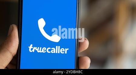 Dhaka, Bangladesch – 25. Juli 2024: Das Truecaller-Logo wird auf dem Smartphone angezeigt. Truecaller ist eine Smartphone-Anwendung mit Funktionen wie Anrufer-ID, CA Stockfoto