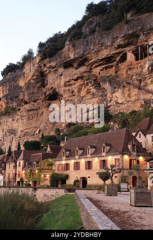 Spätherbsttag im Dorf La Roque-Gageac und am Fluss Dordogne im Périgord Noir. La Roque-Gageac gilt als eines der schönsten Stockfoto