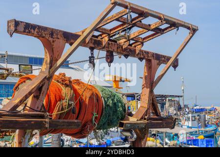Jaffa, Israel - 10. Mai 2024: Blick auf Fischerboote im historischen Hafen von Jaffa, heute Teil von Tel-Aviv-Yafo, Israel Stockfoto