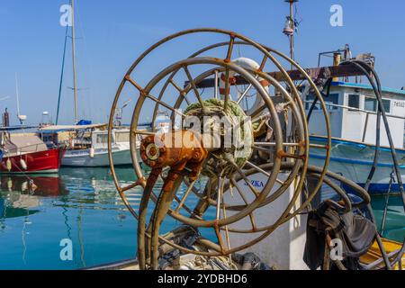 Jaffa, Israel - 10. Mai 2024: Blick auf verrostete Fanggeräte und Fischerboote im historischen Hafen von Jaffa, heute Teil von Tel-Aviv-Yafo, Israel Stockfoto