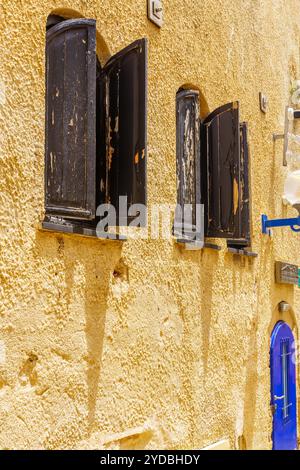 Jaffa, Israel - 10. Mai 2024: Blick auf eine typische Gasse in der Altstadt von Jaffa, heute Teil von Tel-Aviv-Yafo, Israel Stockfoto