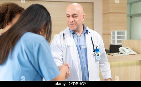 Ein Medizinprofessor berät die praktizierenden Medizinstudenten bei Patientenuntersuchungen Stockfoto