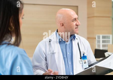 Ein Medizinprofessor berät die praktizierenden Medizinstudenten bei Patientenuntersuchungen Stockfoto