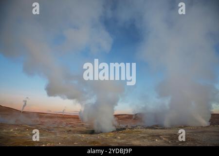 Sol de MaÃ±ana - einzigartiges Geysirfeld und Geothermiegebiet auf einer Höhe von 5000 Metern im Altiplano von Bolivien Stockfoto