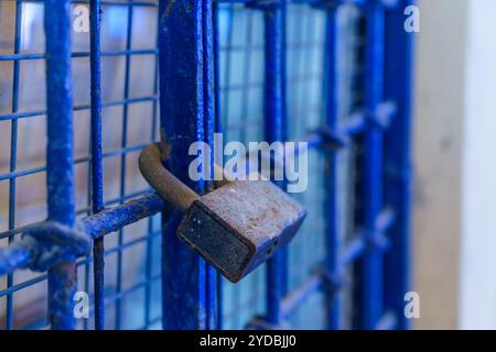 Blick auf eine Schleuse und Bars in einer typischen Gasse, der Altstadt von Jaffa, heute Teil von Tel-Aviv-Yafo, Israel Stockfoto