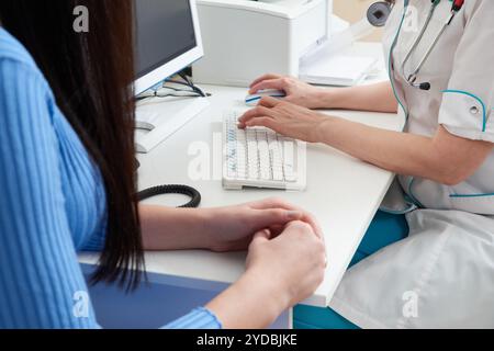 Beschnittene Ansicht des Arztes und des Patiententermins im Krankenhaus Stockfoto