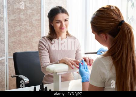 Oung Frau, die Maniküre im Salon macht. Schönheitskonzept. Stockfoto