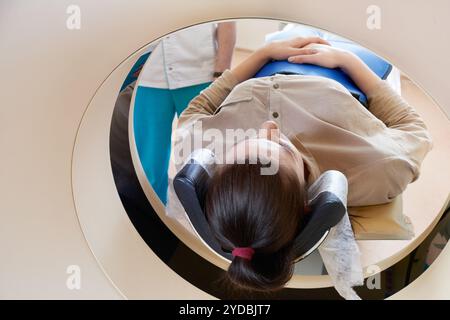 Weibliche Patientin, die sich einer MRT-Untersuchung unterziehen - Kernspintomographie im Krankenhaus. Medizinische Geräte und Gesundheitskonzept Stockfoto